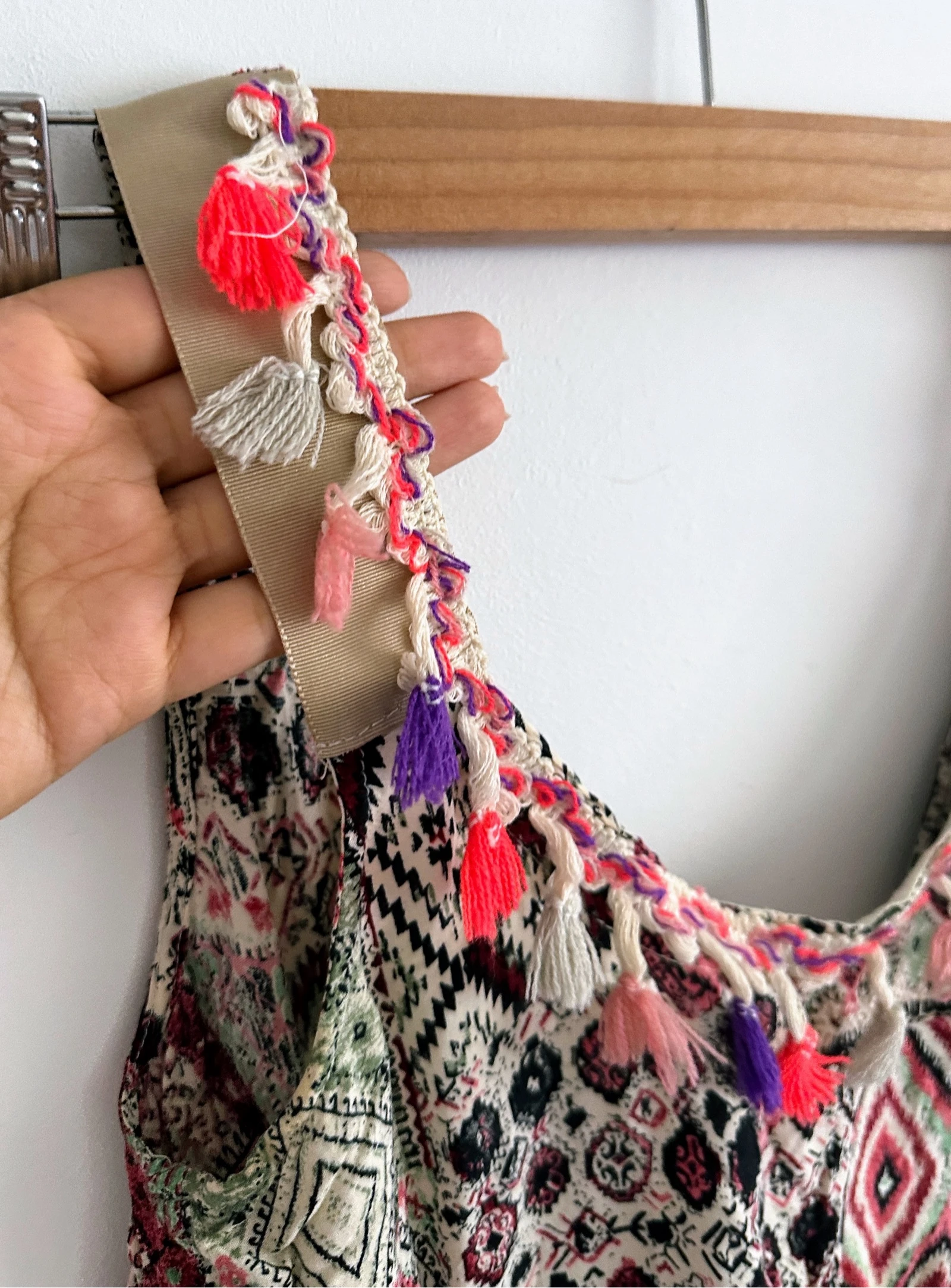 Korte boho chic top met veelkleurige kwastjes / Etnische festival crop top maat M – photo 2